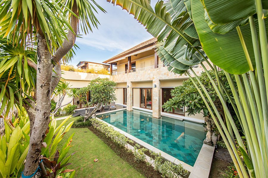 Amplia casa rústica con hermoso jardín y alberca privada