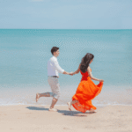 Pareja enamorada caminando en la playa